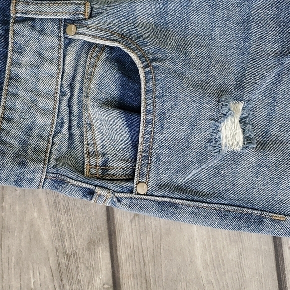 NWT Francesca's Harper Distressed Denim Skirt Sz Med - Picture 2 of 6